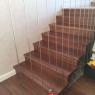 Structura suspendata de metal cu trepte carcasate din lemn de stejar  in culoare nuc deschis.